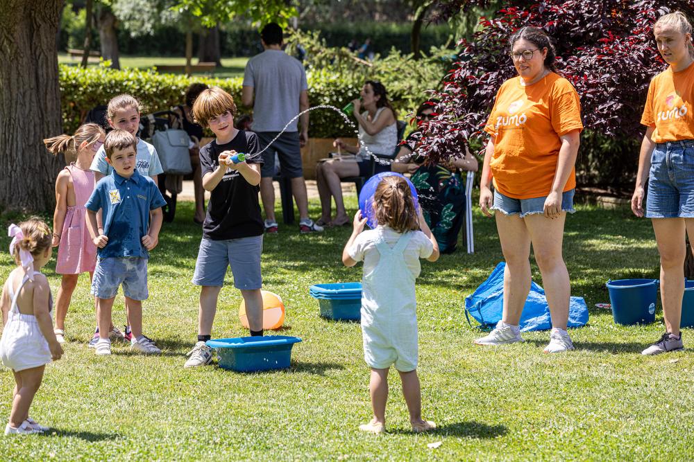 Juegos de agua en este encuentro familiar.
