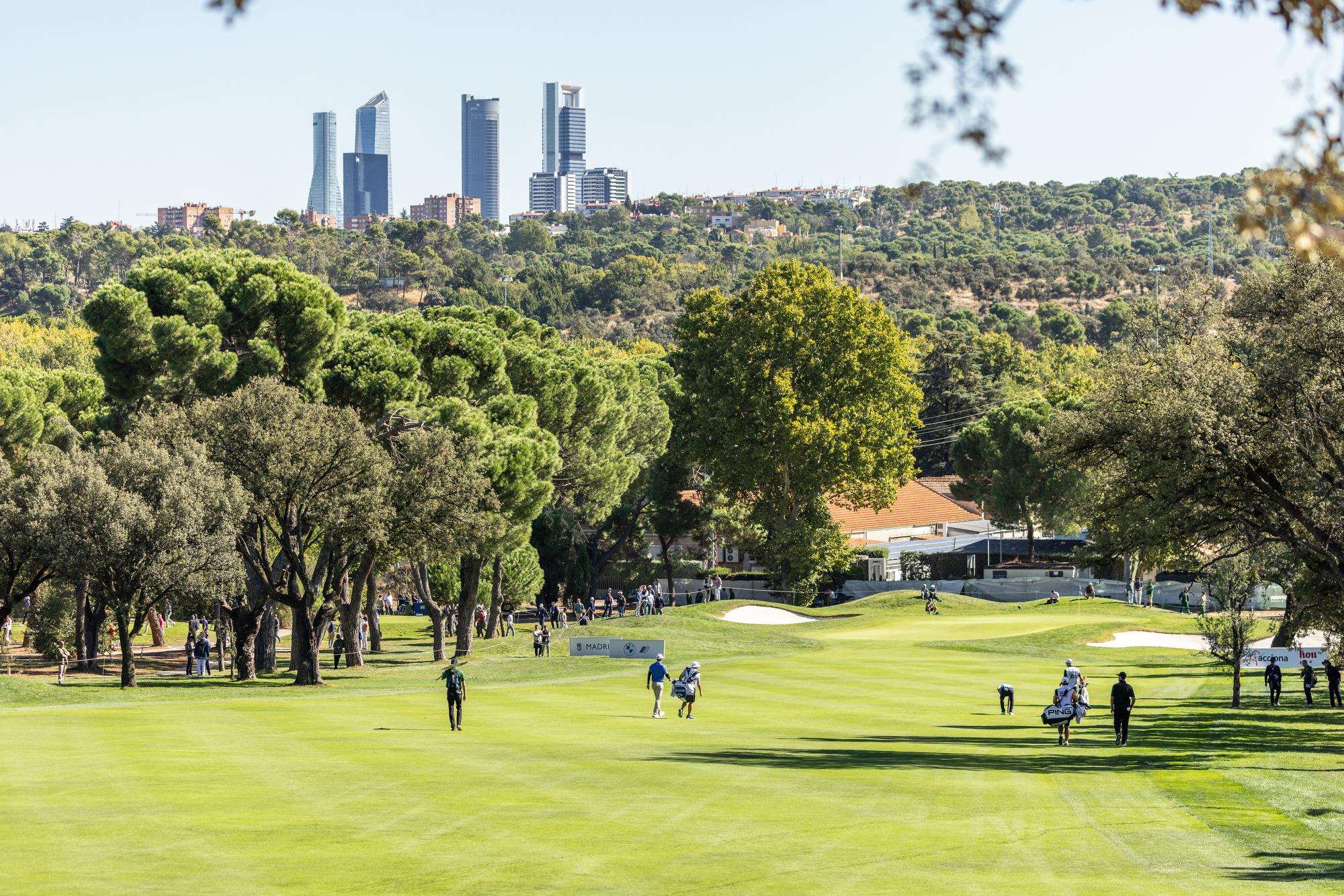 Las torres de Madrid, siempre presentes en el campo de golf del Real Club de Campo Villa de Madrid. Foto: Miguel Ángel Ros / RCCVM