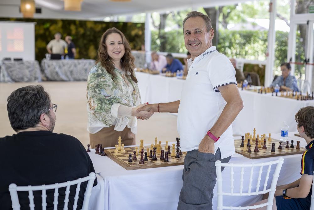 Gonzalo Samaniego firma tablas con Pólgar.