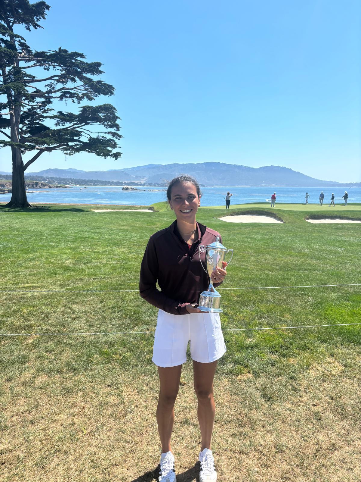 Cayetana Fernández García-Poggio sostiene el trofeo de la Carmel Cup.