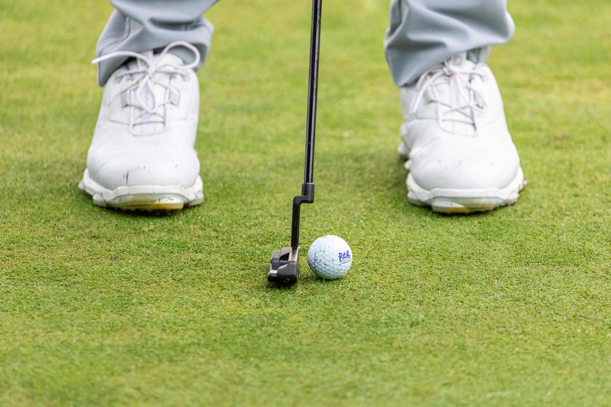 Golfistas en el campo de golf del Real Club de Campo Villa de Madrid.
