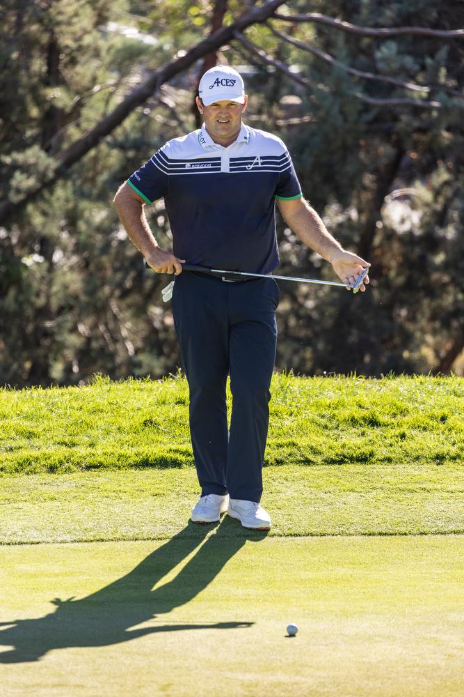 El jugador estadounidense Patrick Reed medita un golpe.