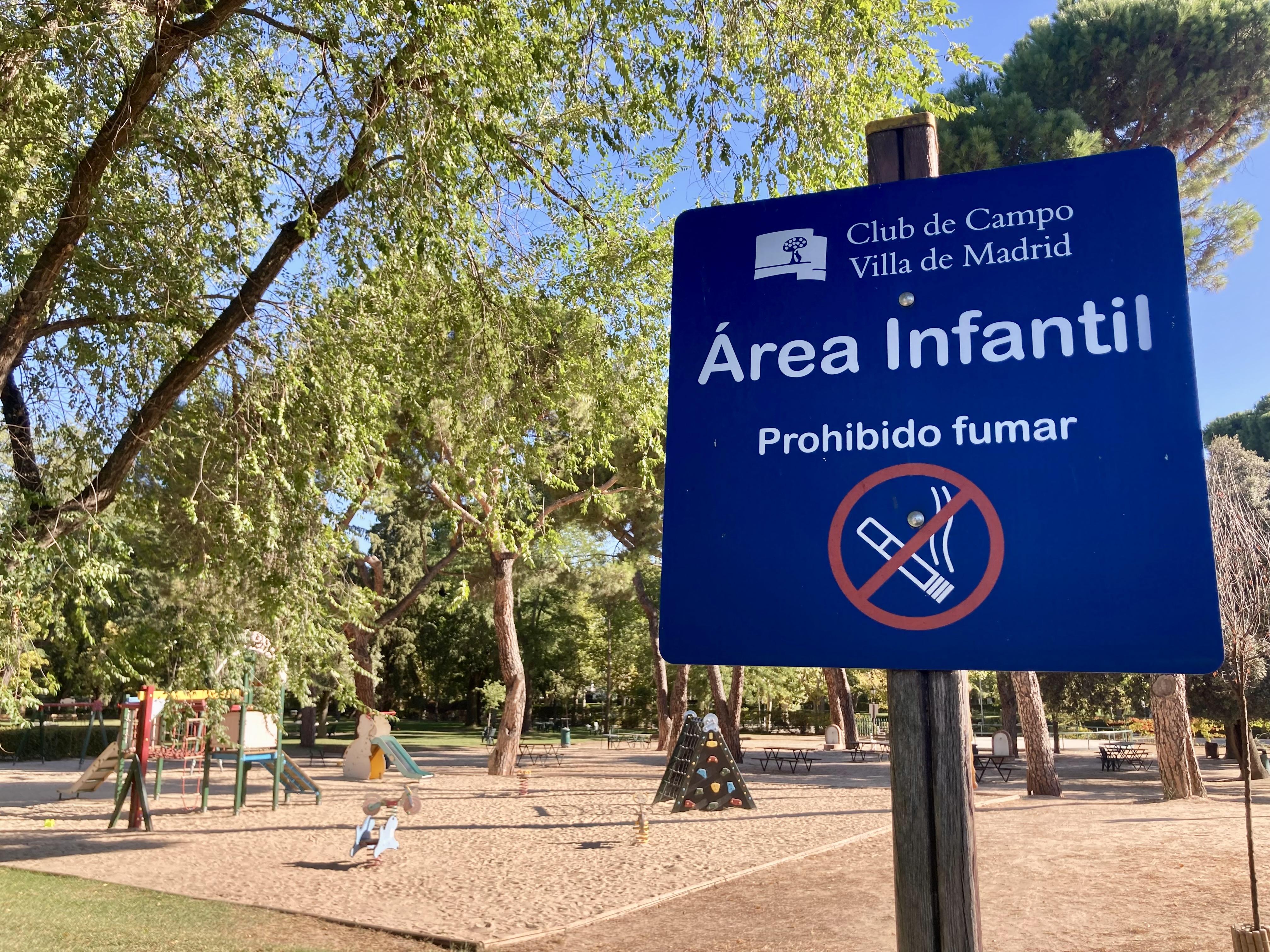Señal de no fumar a la entrada del Área Infantil.