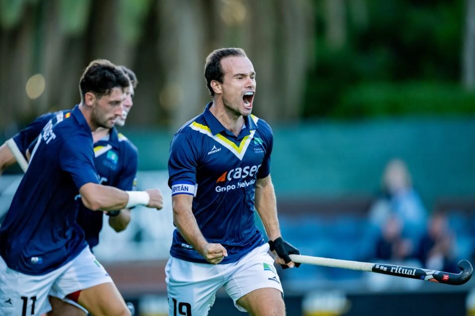 El capitán, Álvaro Iglesias, celebra el empate.