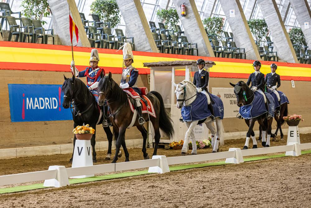 La Guardia Real escolta a los tres primeros clasificados de la Copa.