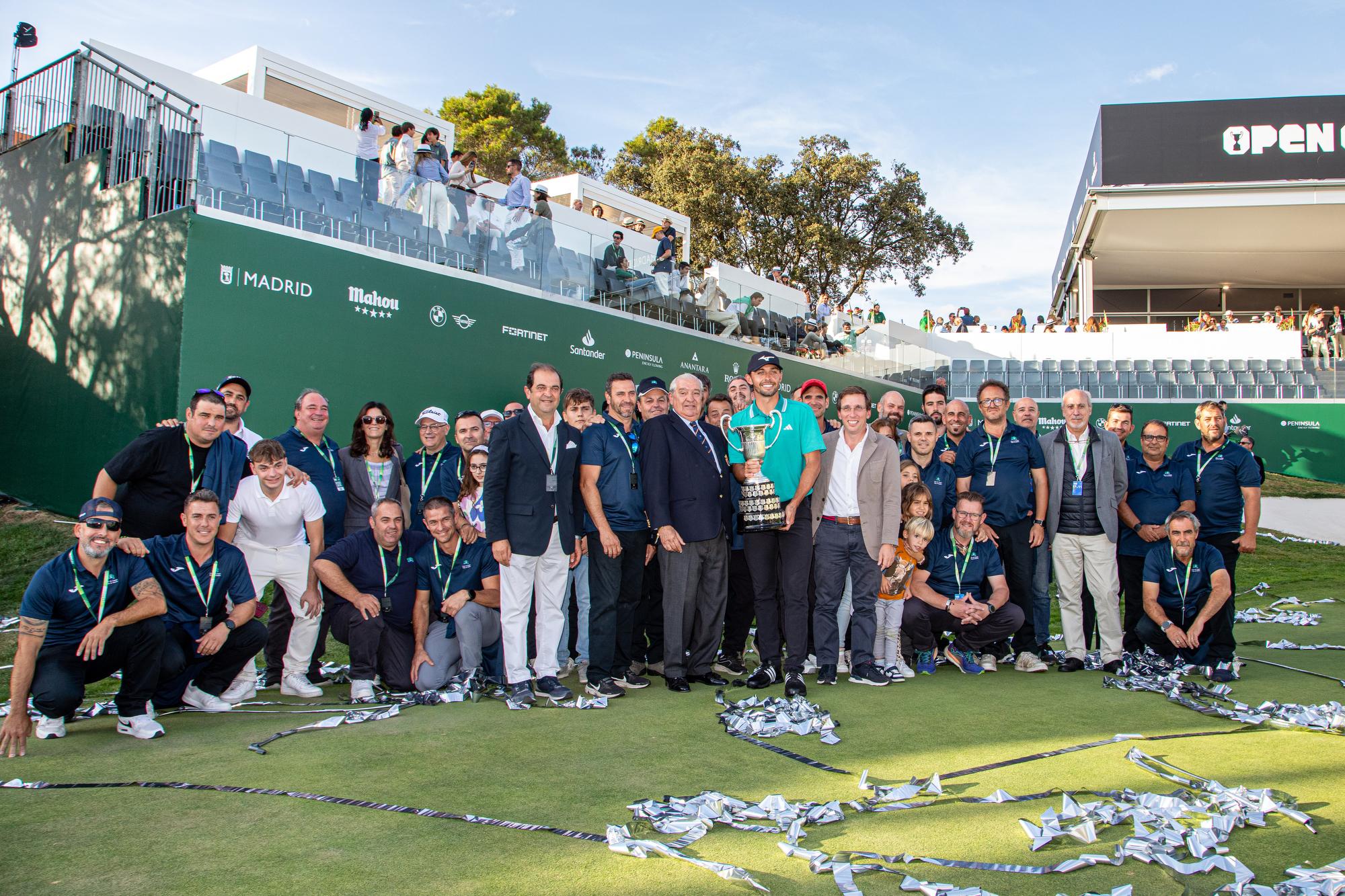 El campeón, Marco Page, con las autoridades y el equipo de mantenimiento del RCCVM. Fotos: Miguel Ángel Ros / RCCVM