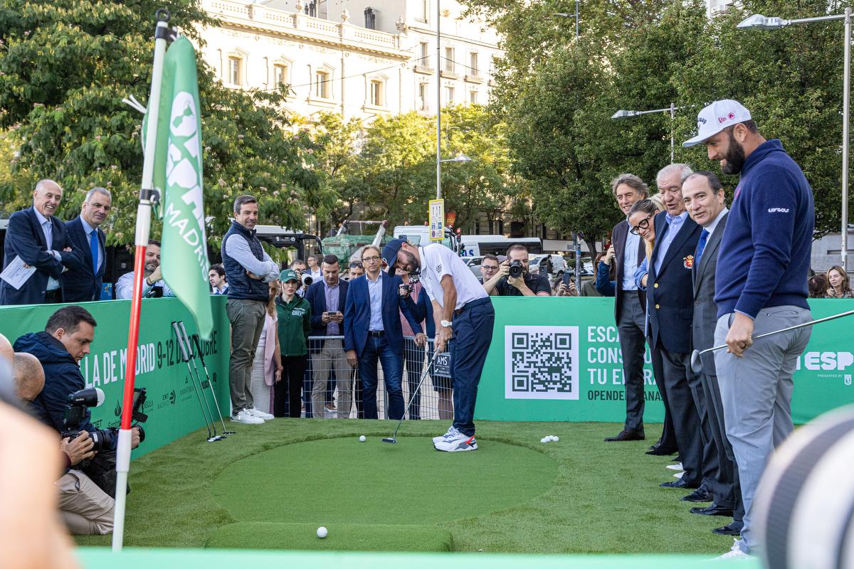Ángel Hidalgo ejecuta un putt, en presencia de Jon Rahm.