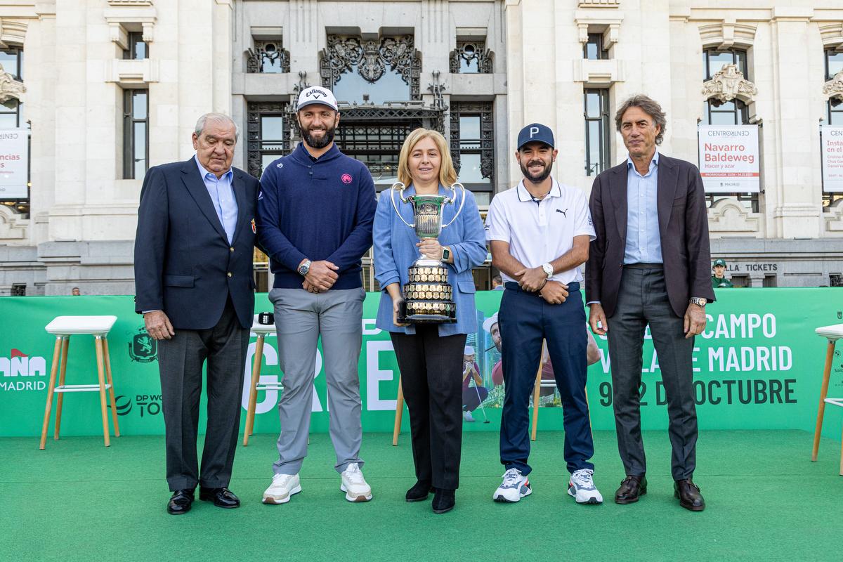 De izda. a dcha:  Juan Guerrero-Burgos, Jon Rahm, Inmaculada Sanz, Ángel Hidalgo y Gerad Tsobanian, con la copa de campeón del Open de España. Fotos: Miguel Ángel Ros / RCCVM