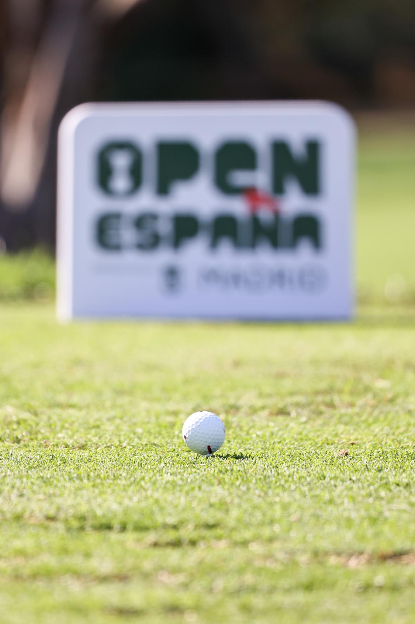 Bola de golf en el tee de un hoyo del Open de España presented by Madrid. Foto: Miguel Ángel Ros / RCCVM