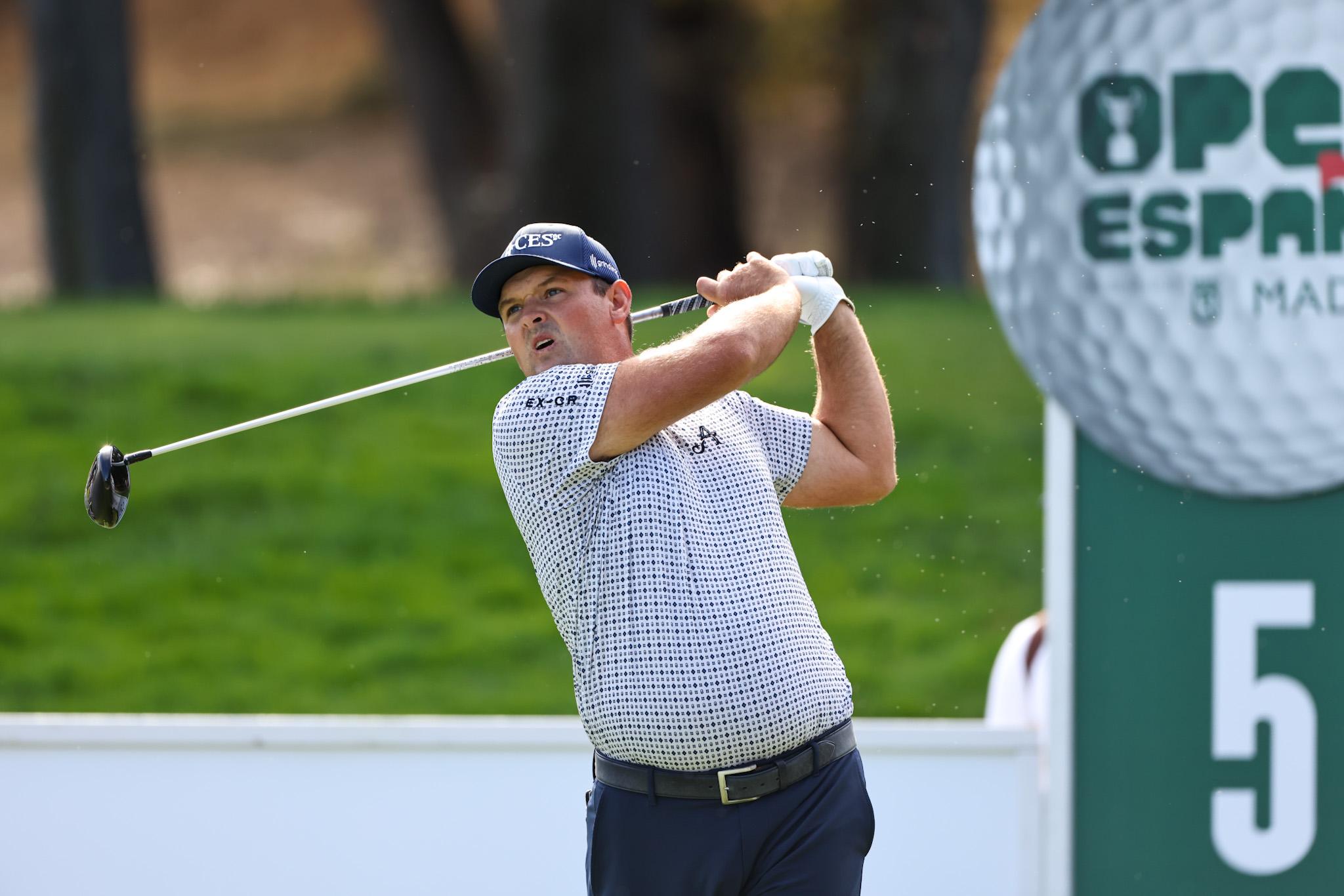 El estadounidense Patrick Reed sigue la trayectoria de su bola.