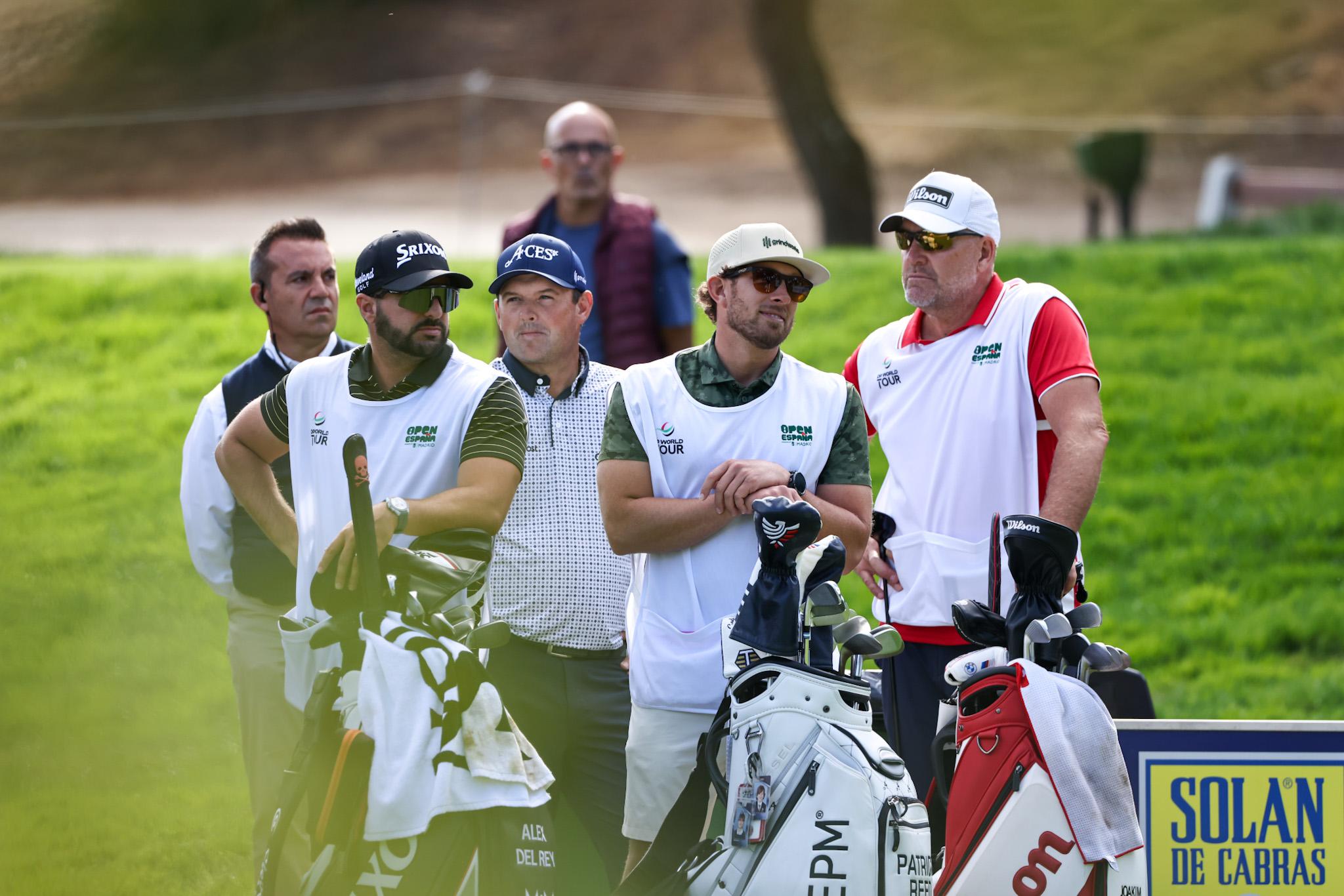 Los caddies, parte indispensable del juego.
