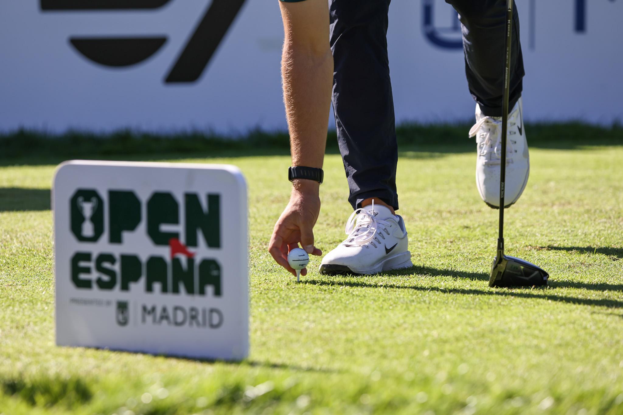 Un golfista coloca la bola en el tee. Foto; Miguel Ángel Ros / RCCVM