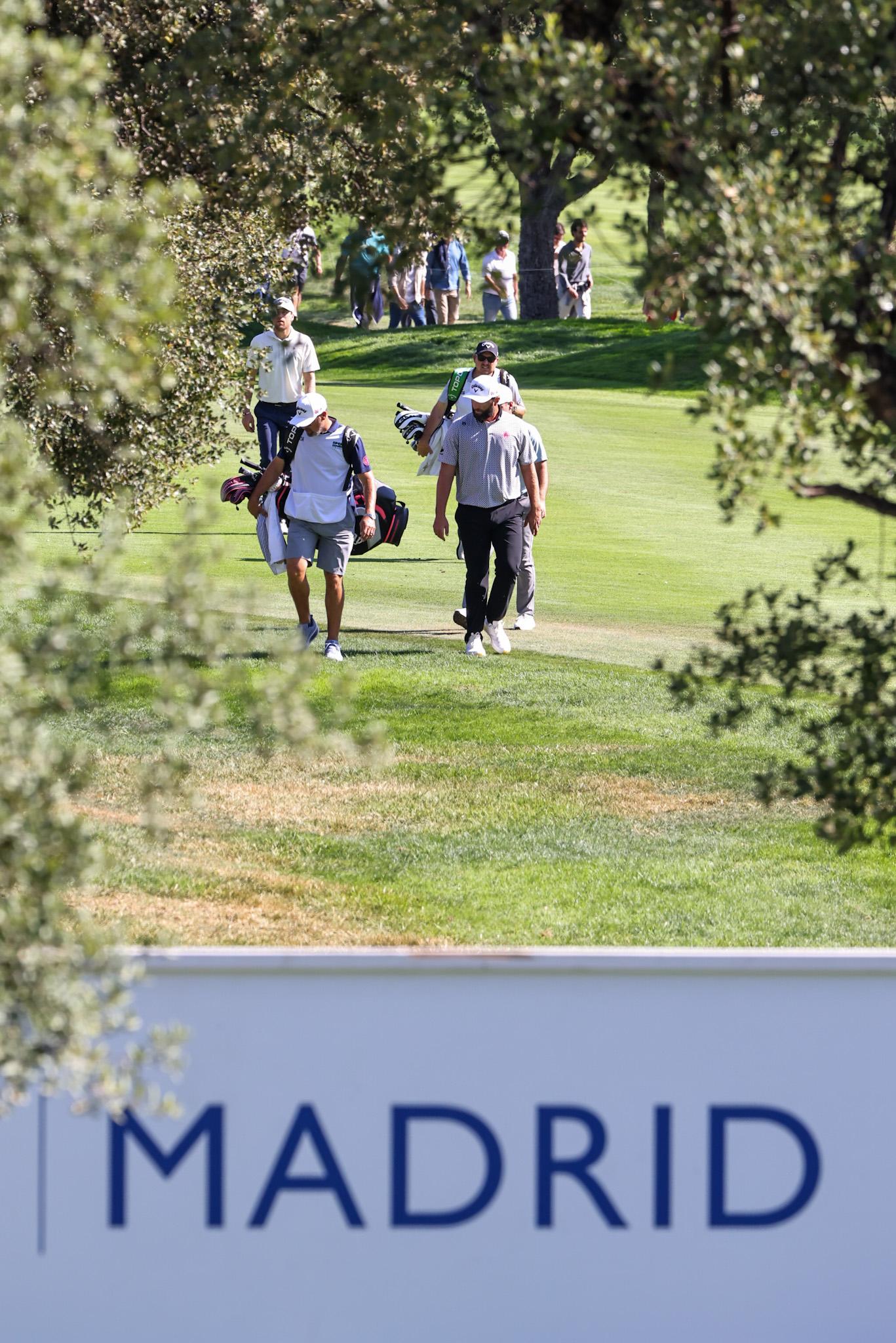 Jon Rahm camina hacia un hoyo.