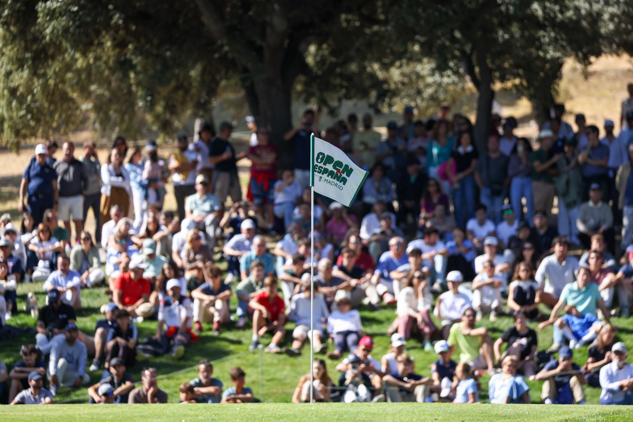 La afición, esperando la llegada de los golfistas.