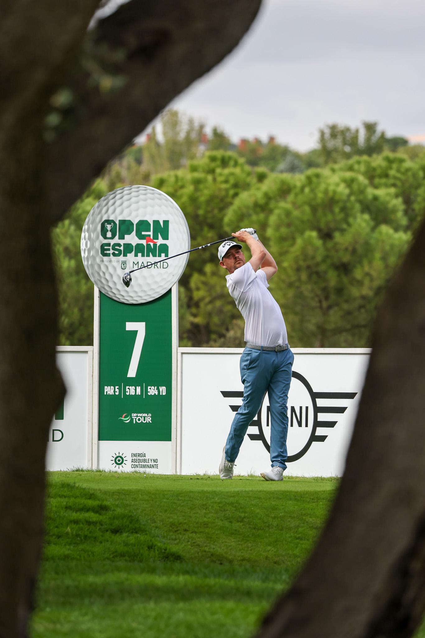 Un golfista sale del hoyo 7.