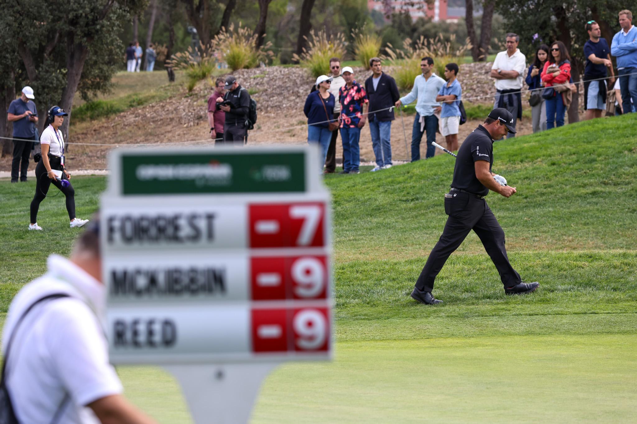 Patrick Reed camina un hoyo.