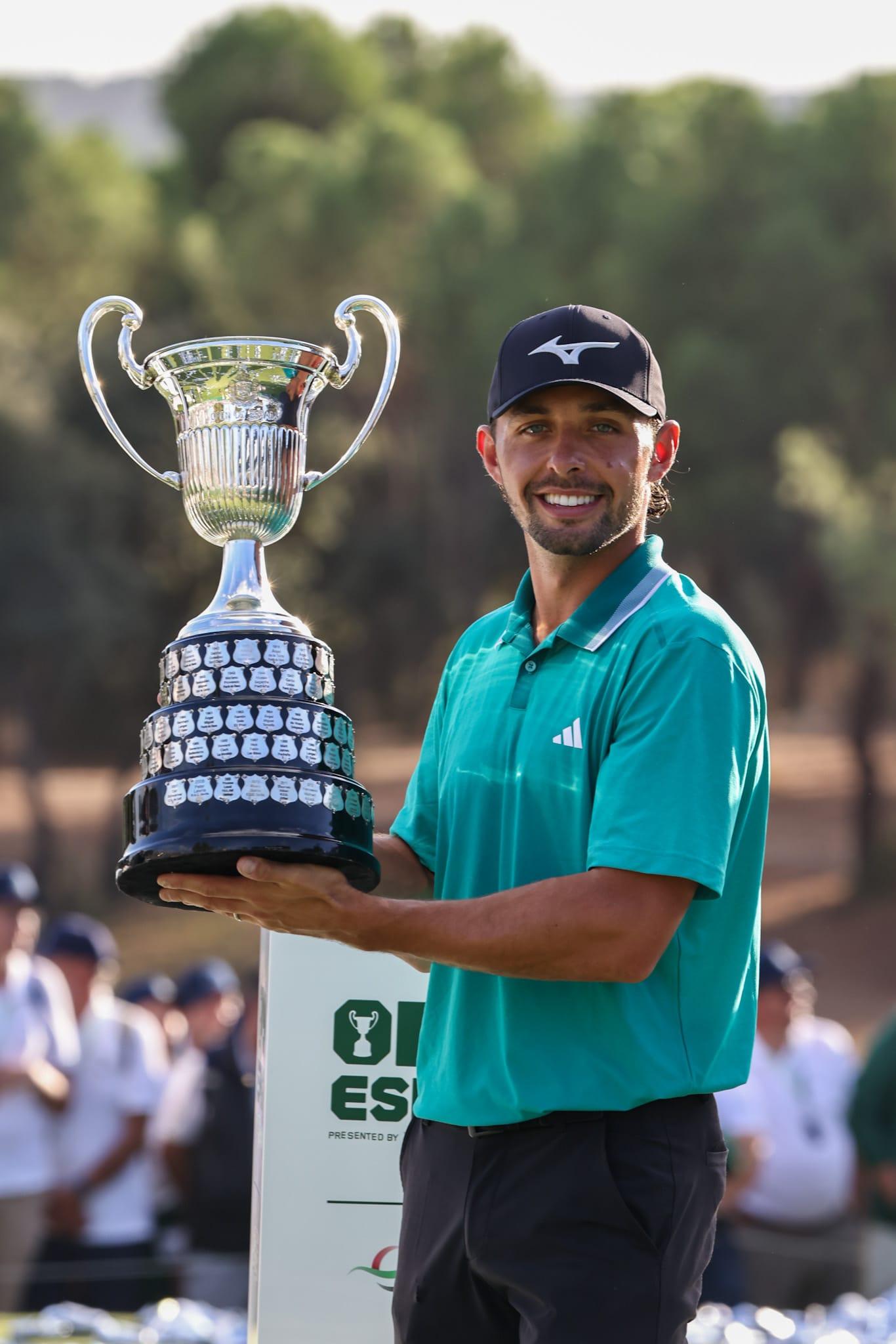 El campeón del Open de España presented by Madrid, Marco Page, posa con el trofeo.