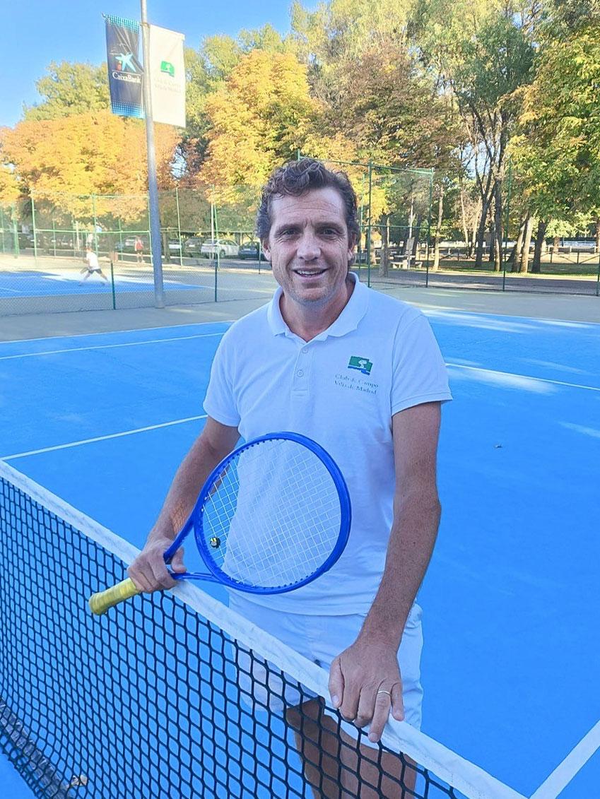 Gonzalo Junco, en una de las pistas de tenis del Real Club de Campo Villa de Madrid.