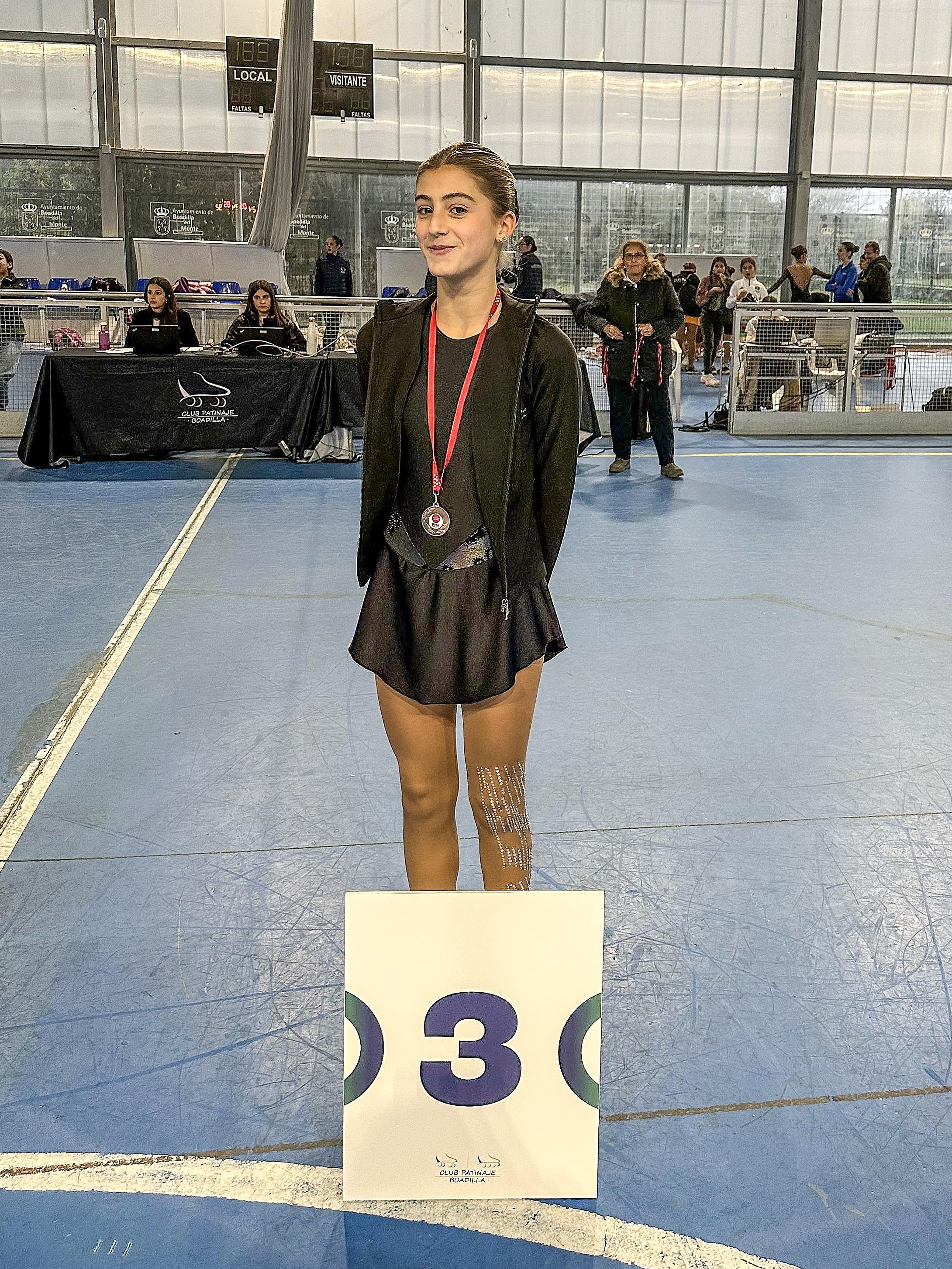 Jimena Kutz Alier sonríe con la medalla de bronce colgada al cuello.