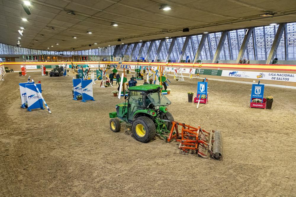 El equipo de mantenimiento del RCCVM prepara la pista del Picadero Cubierto.