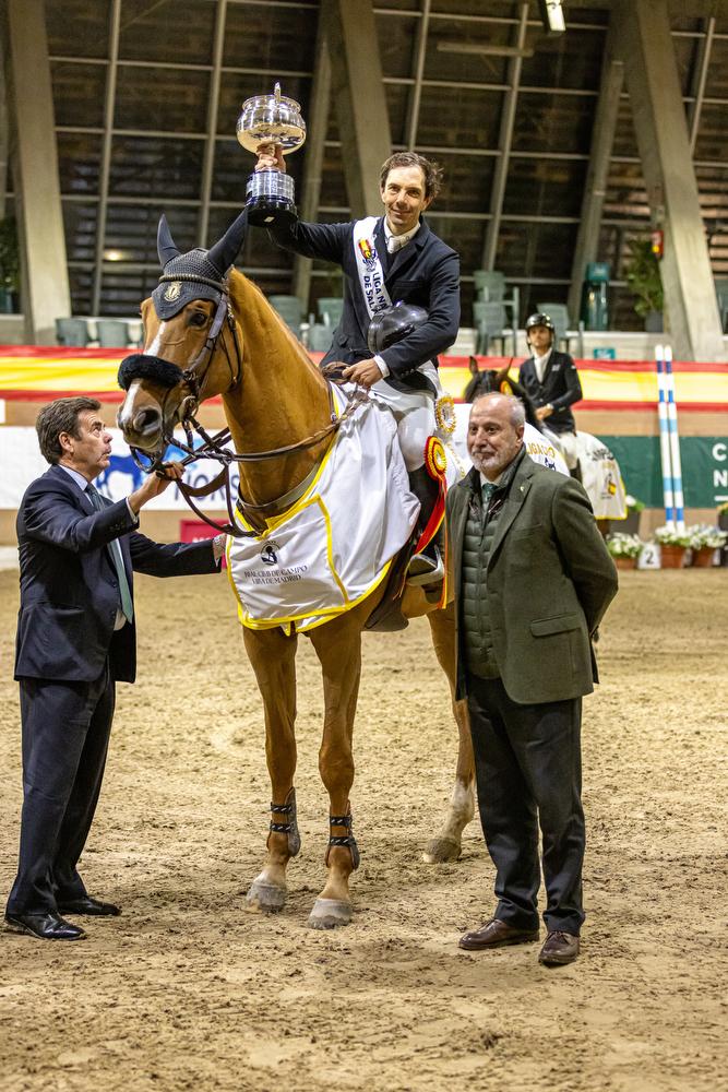 Eduardo Álvarez Aznar levanta el trofeo del GP Oro, en presencia del gerente RCCVM, Juan Carlos Vera Pró, y Borja Cabanas (Oxer). Foto: Miguel Ángel Ros / RCCVM