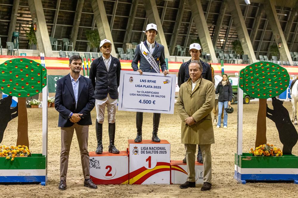 Entrega de premios de la Liga Plata, con Luis Ortiz Agüera en el primer escalón del podio.