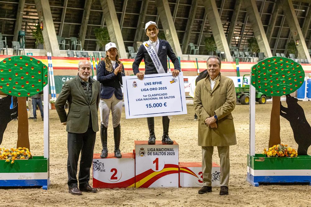 Entrega de premios de la Liga Oro, con Javier González Fraga en lo más alto del podio.