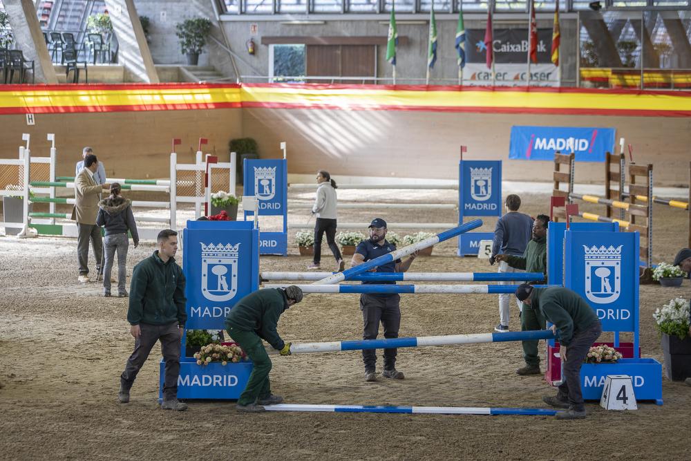 El equipo de mantenimiento RCCVM prepara un obstáculo.