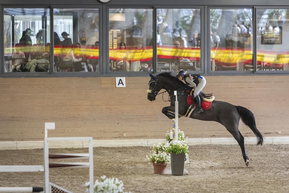 Un binomio afronta un obstáculo.
