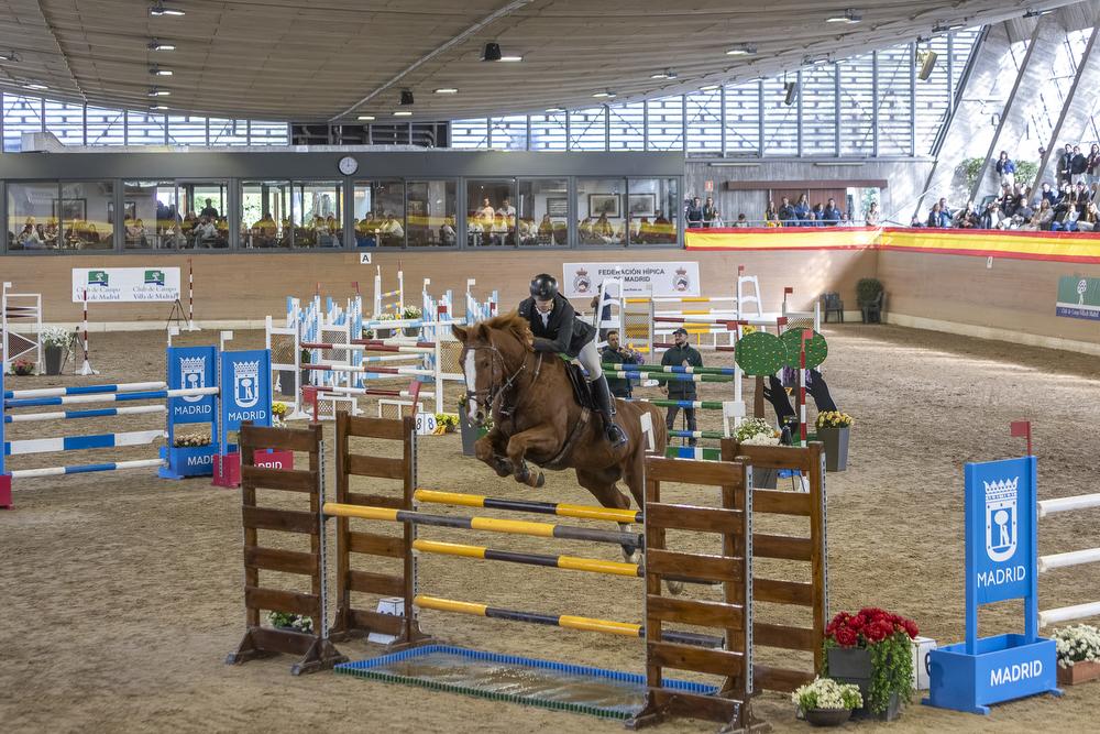 Espectacular salto de un participante en la competición.