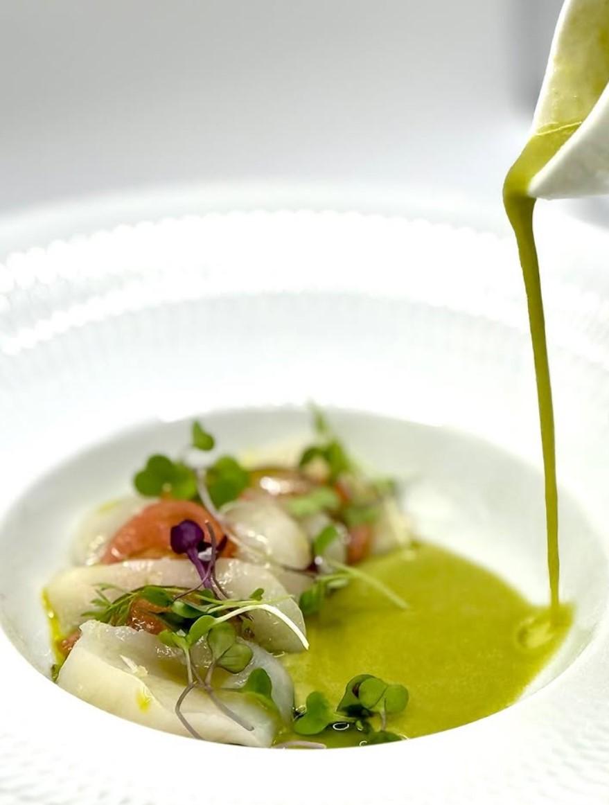Vieira con gazpacho de tomatillo verde.