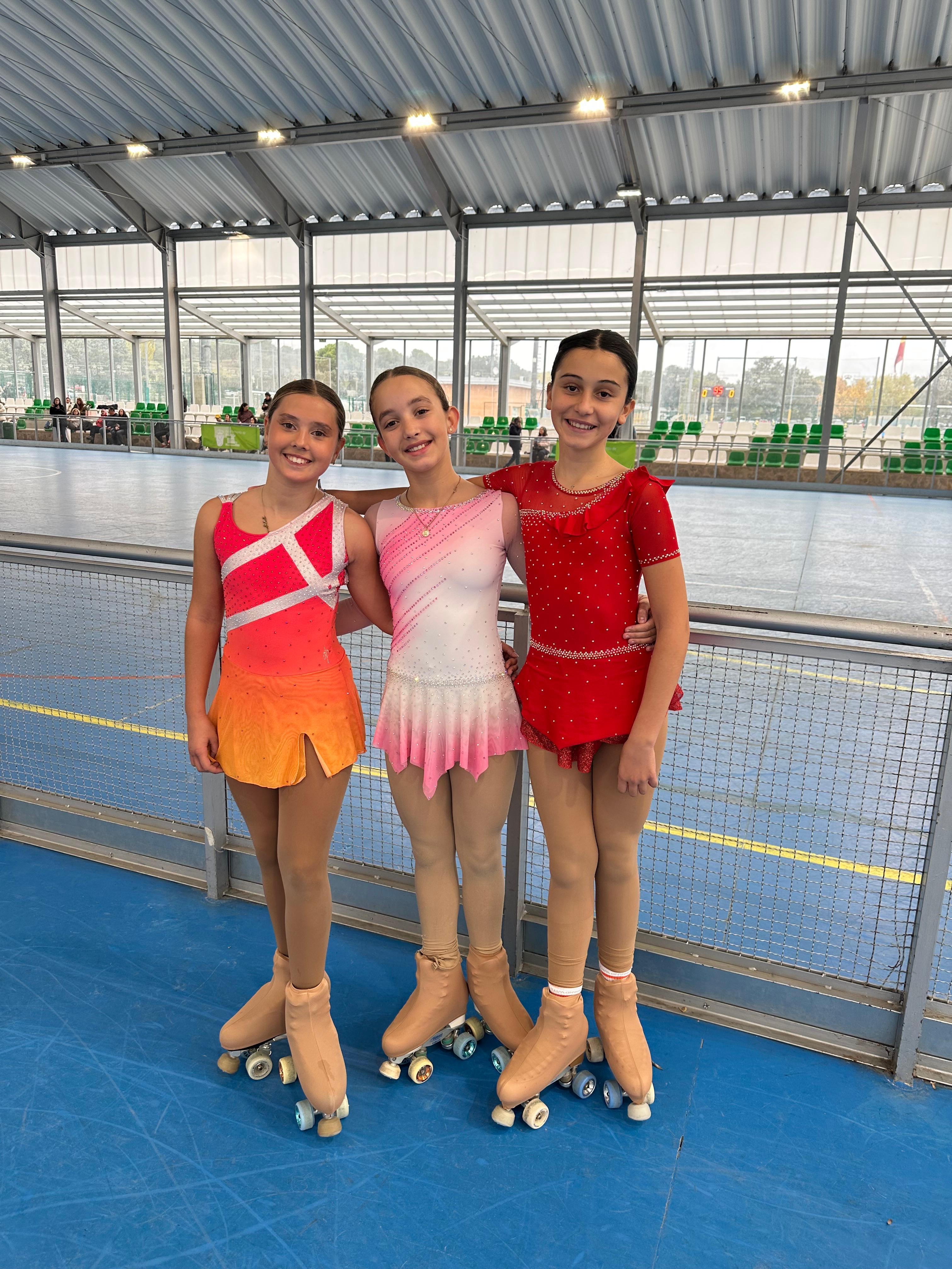 Tres jóvenes patinadoras del nuestro club.