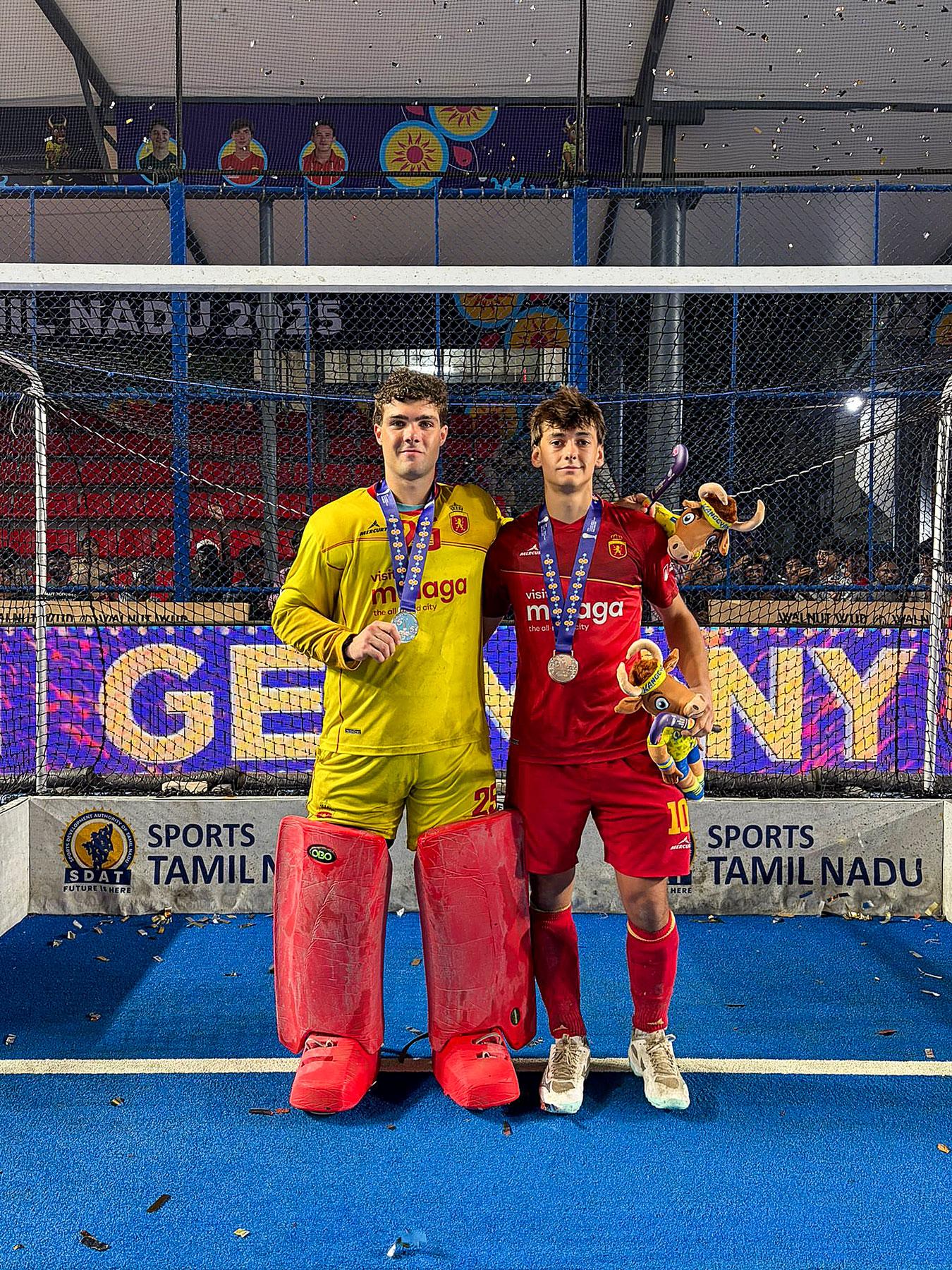 Andrés Medina (dcha.), abonado y jugador de campo, y Diego Palomero, portero, con la medalla de plata mundialista.