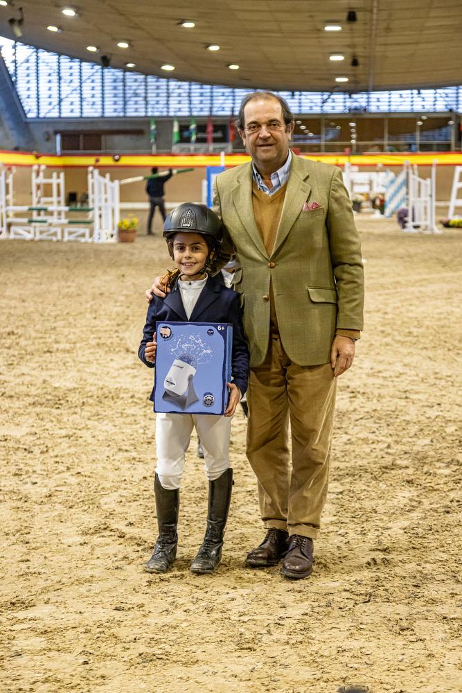 Gabriela García García, abonada RCCVM y campeona de la categoría Ponis A2, con el director de Deportes, Jesús Barrera.