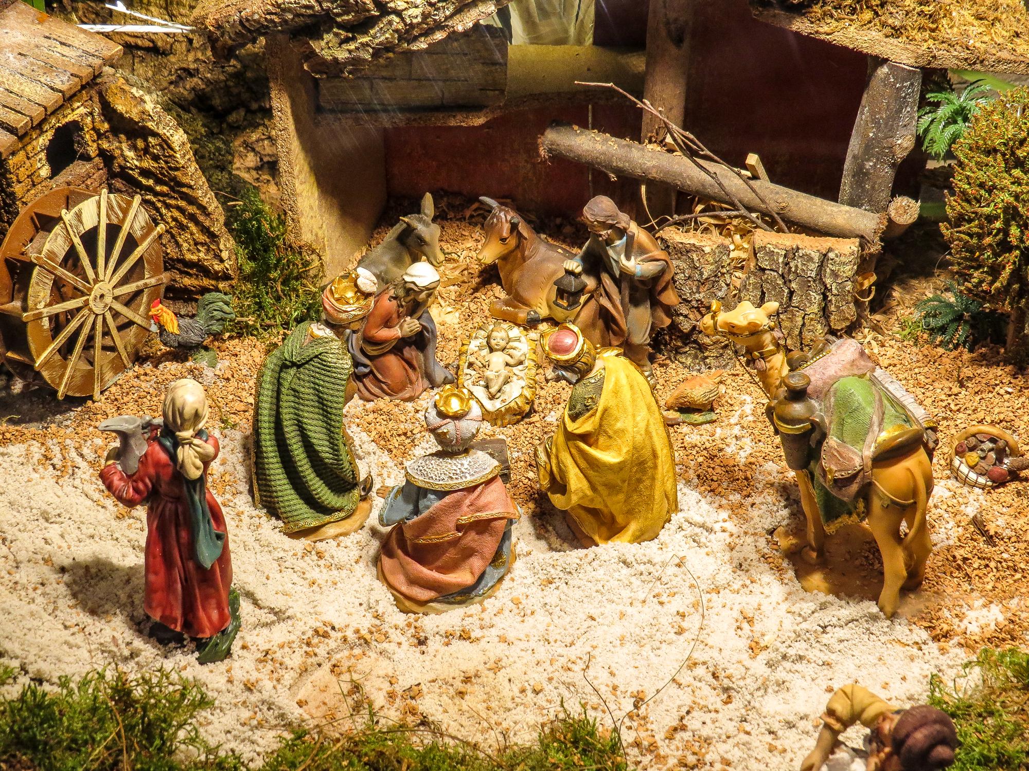 Los Reyes Magos, adorando al niño Jesús.