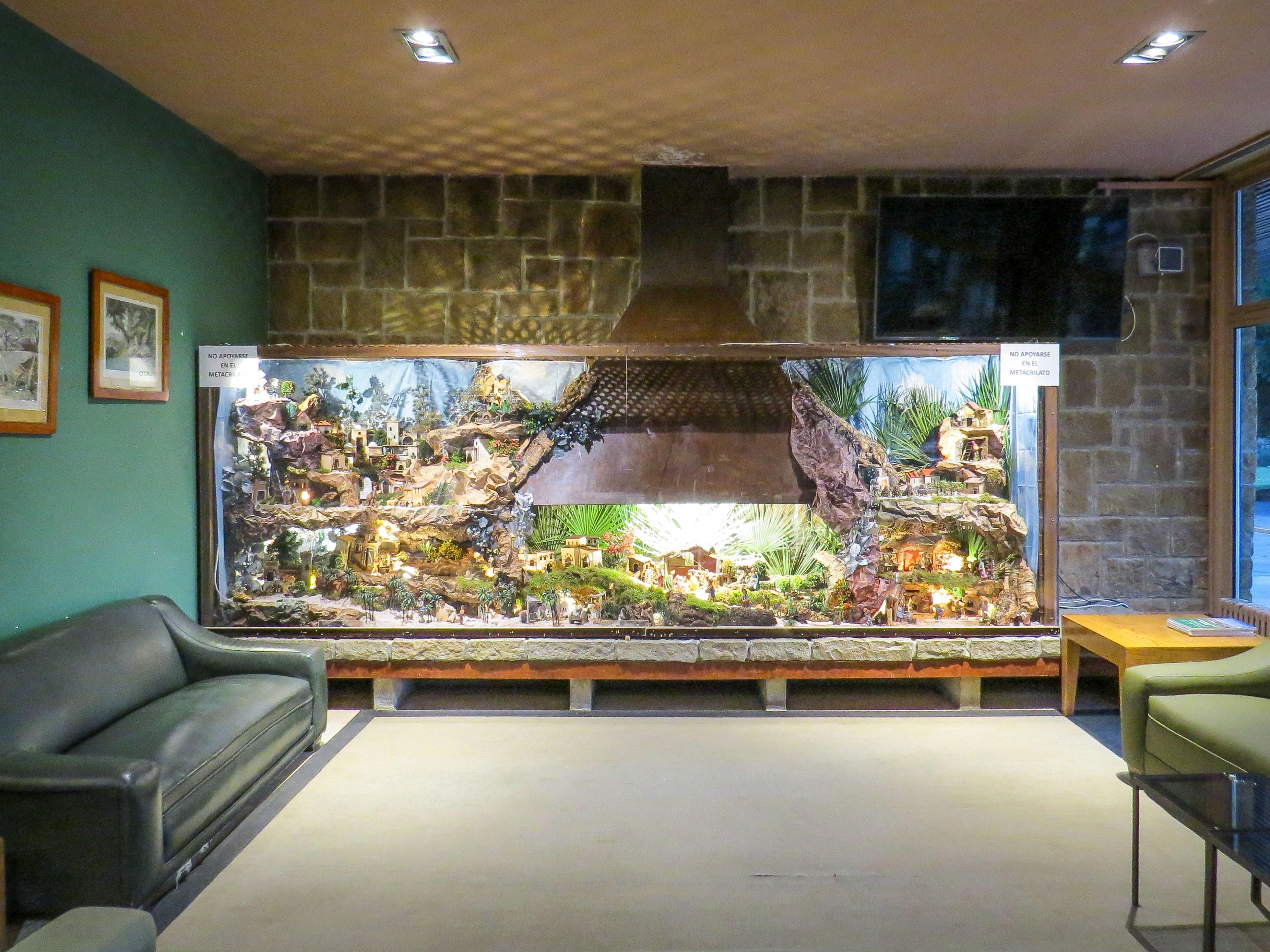 Imagen general del Belén instalado en el salón del Chalet de Tenis.