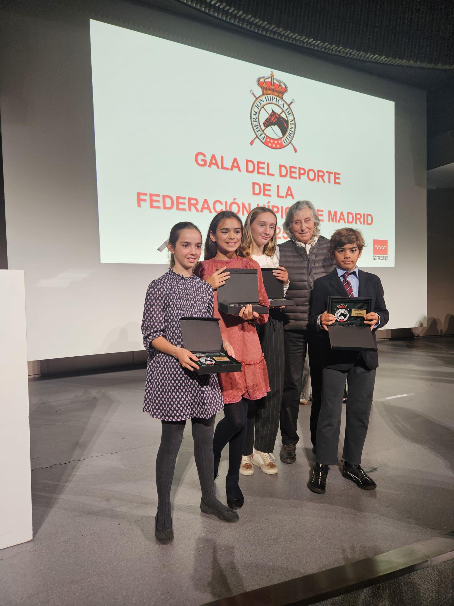Emma Nales García-Escudero, Jefa de Equipo, con Icíar Carretero Pérez de Herrasti, David Alejandro Flores Álvarez, Jimena Pérez Fraile y Silvia Hilda Flores Álvarez.