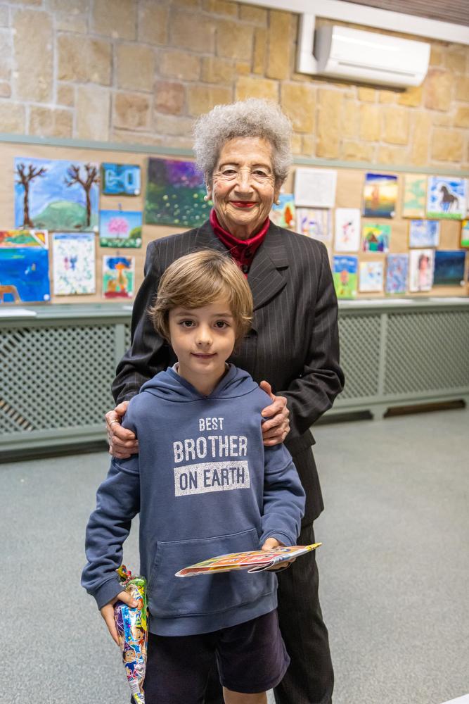 Entrega de premio infantil por parte de la delegada de Actividades Culturales, Rosario Carrillo.
