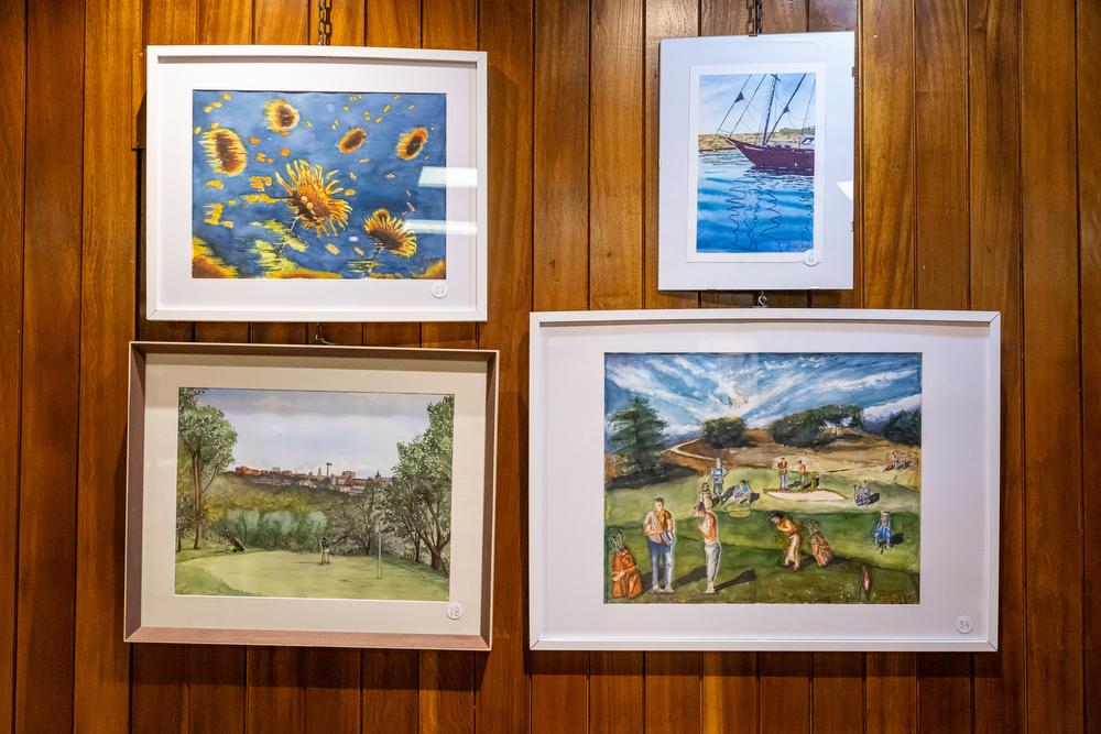 Varios cuadros participantes en la Sección de Adultos.