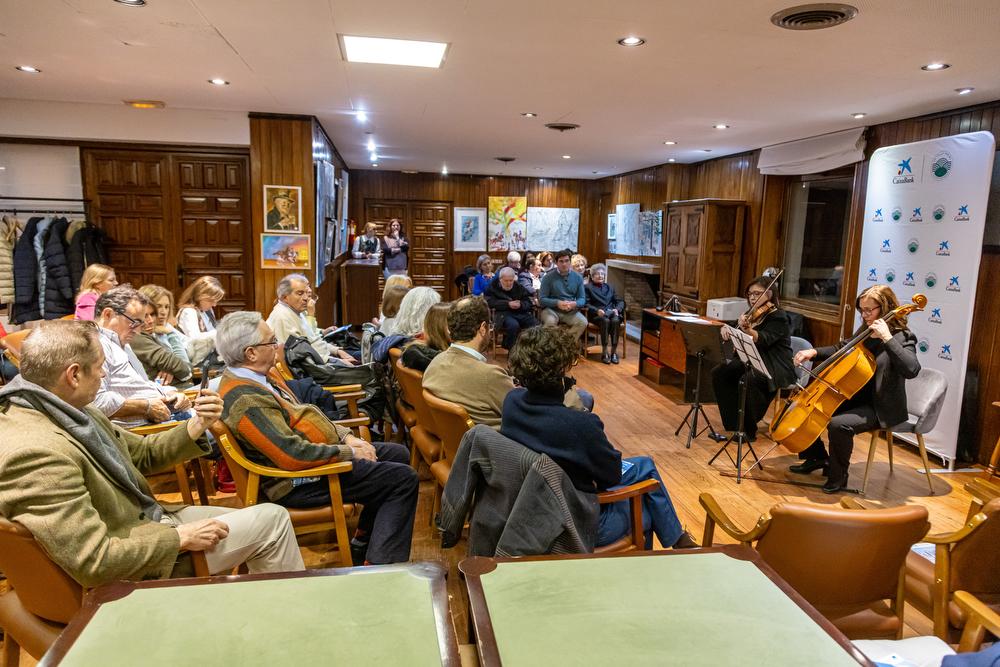 Actuación del dúo musical durante el acto de clausura.