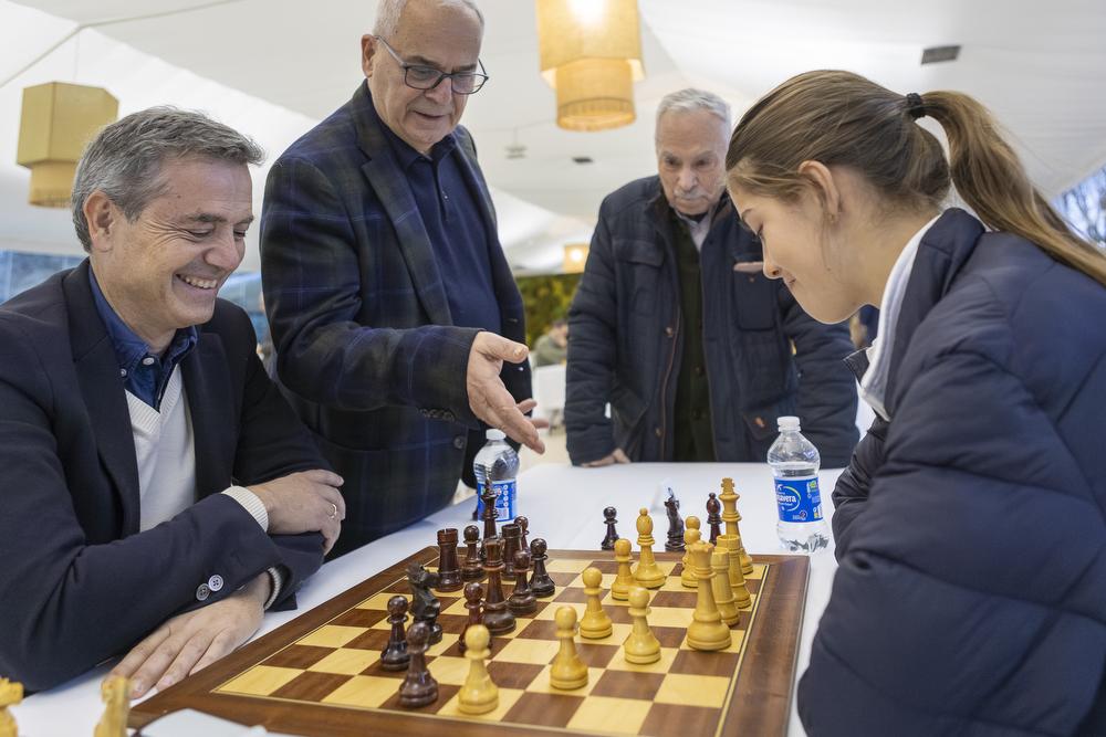 Nuestro delegado de Ajedrez, Pablo San Segundo, se mide a una joven contrincante.