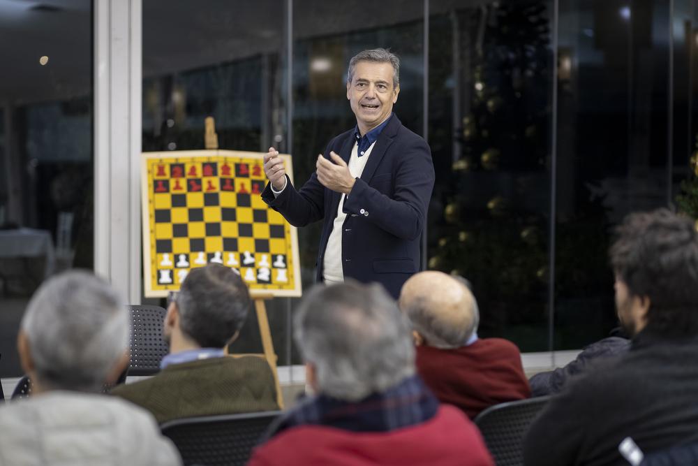 Pablo San Segundo, GM y delegado de Ajedrez, propone un problema de mate en tres jugadas.