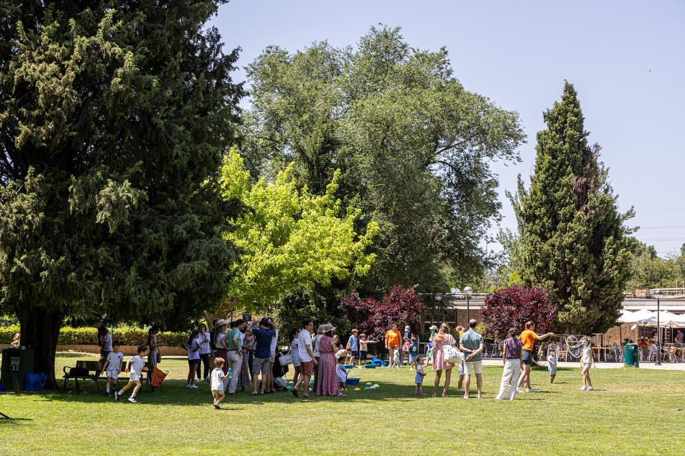 Familias, disfrutando de la pradera del Chalet de Tenis.