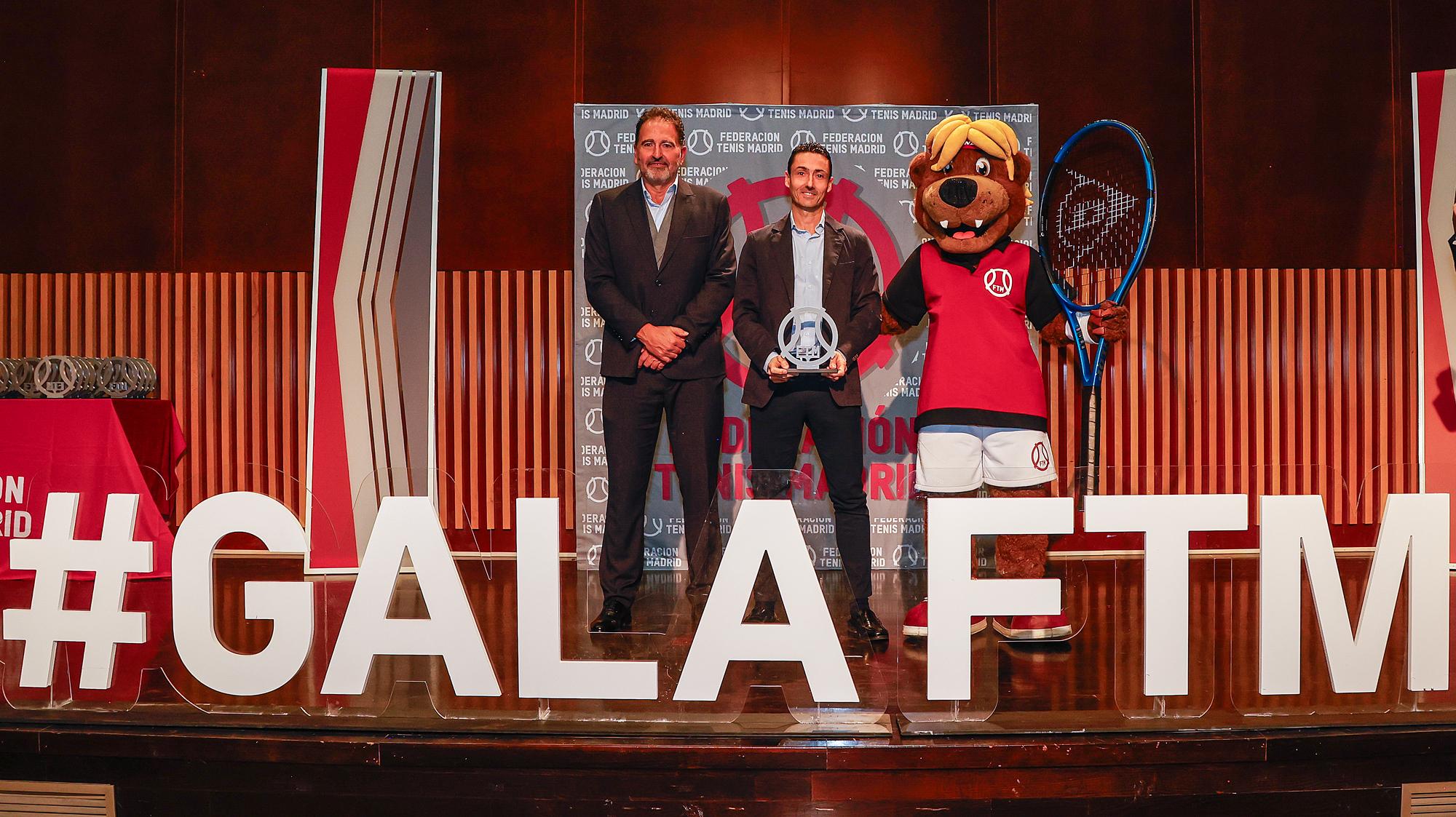 Guillermo Sánchez (centro), jefe de Deportes RCCVM, con un premio entregado por el presidente de la FTM, Tati Rascón (izda.). Foto: César de Pablos