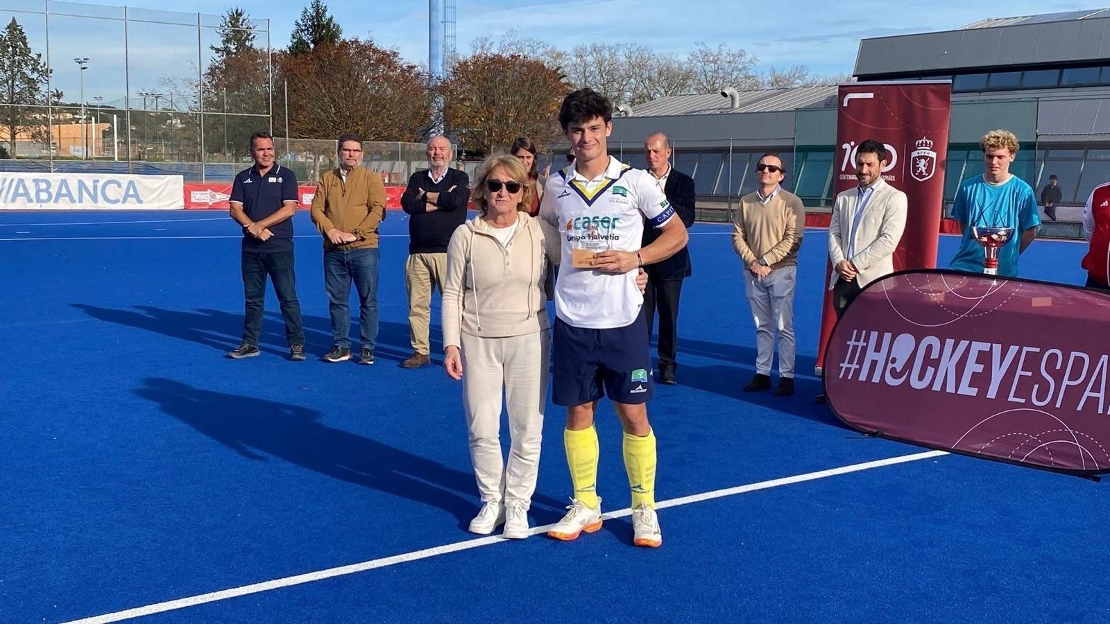 Luis Cazorla recoge su trofeo como mejor jugador de la Copa de España.