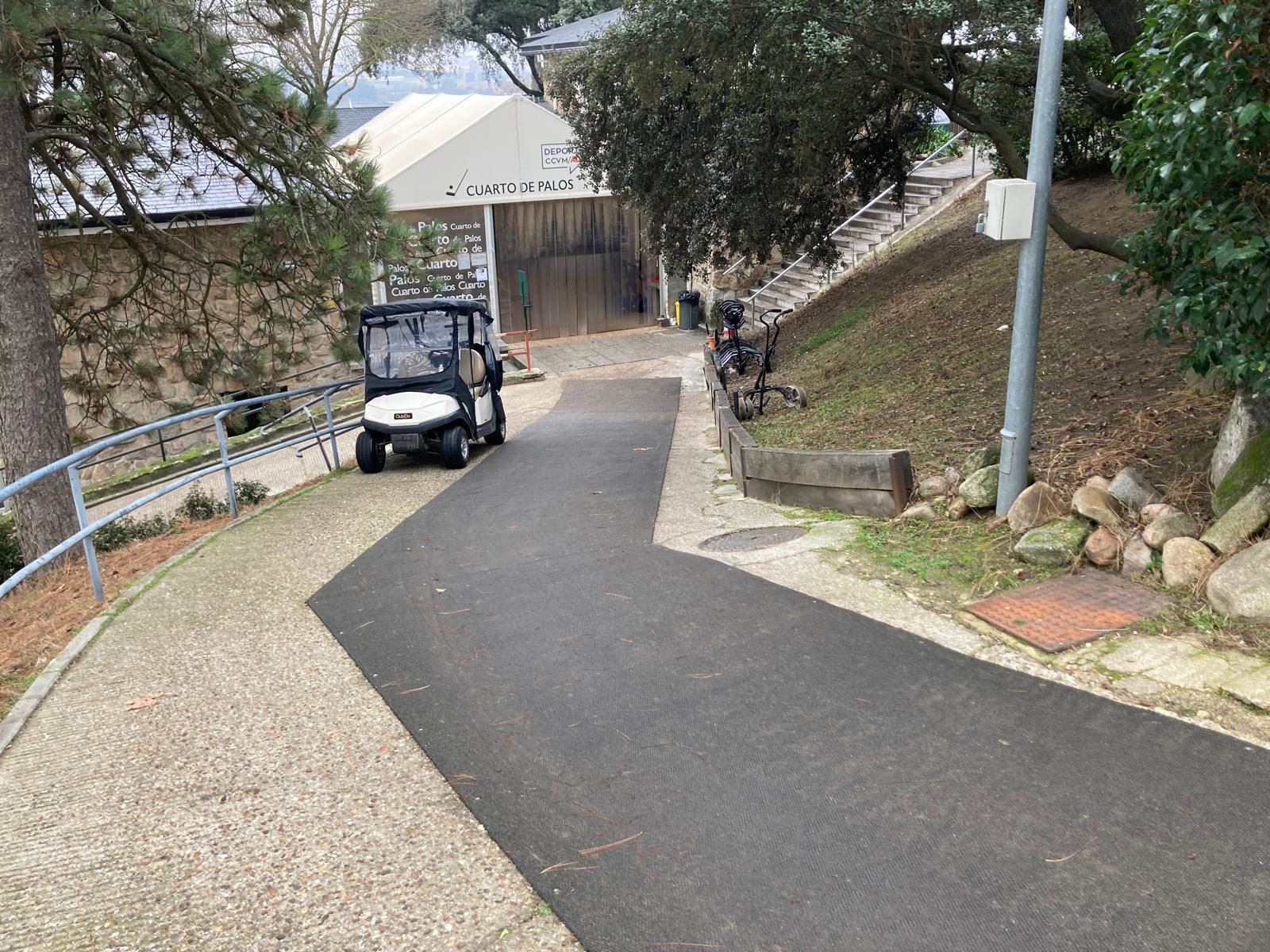 Bajada al cuarto de palos de golf.