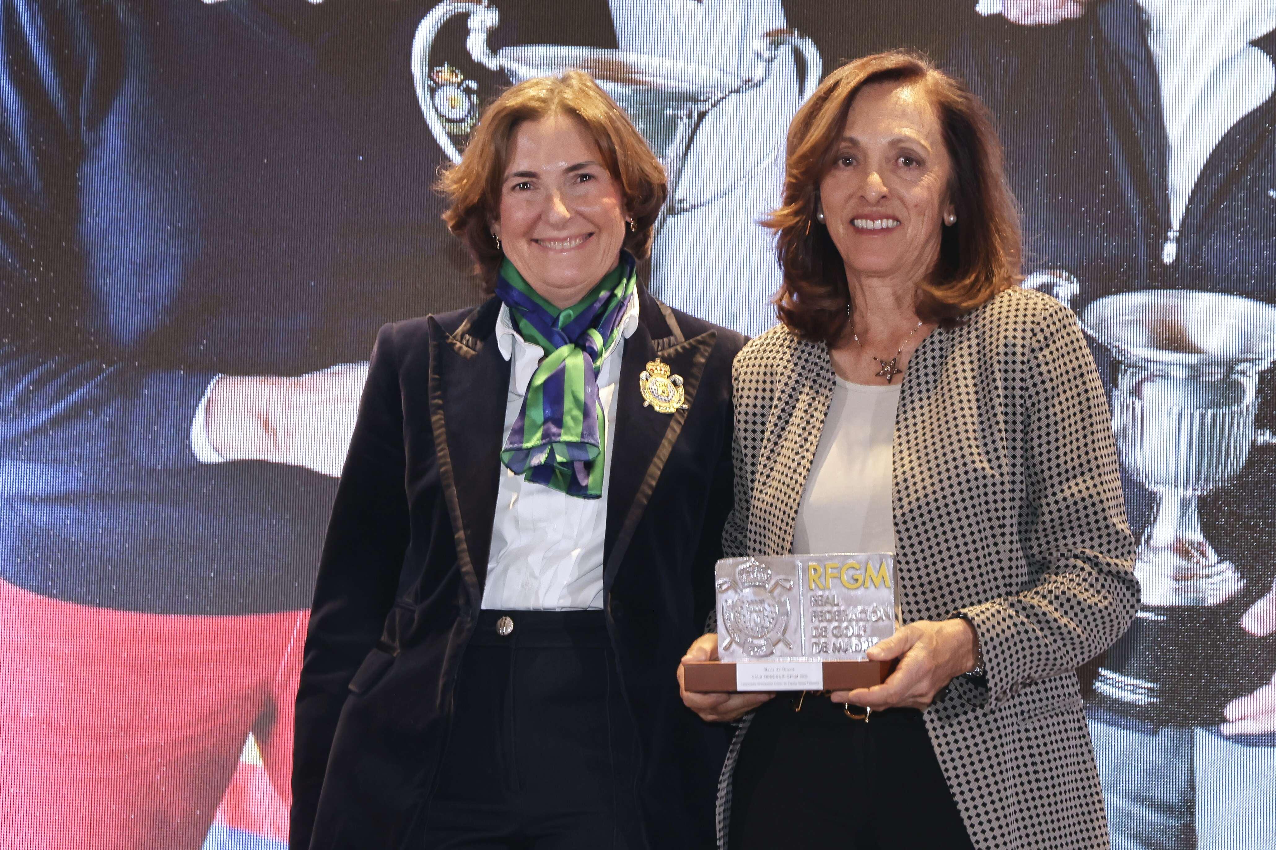 La abonada María de Orueta (dcha.) posa junto a la presidenta de la RFGM, Begoña Zamorano.