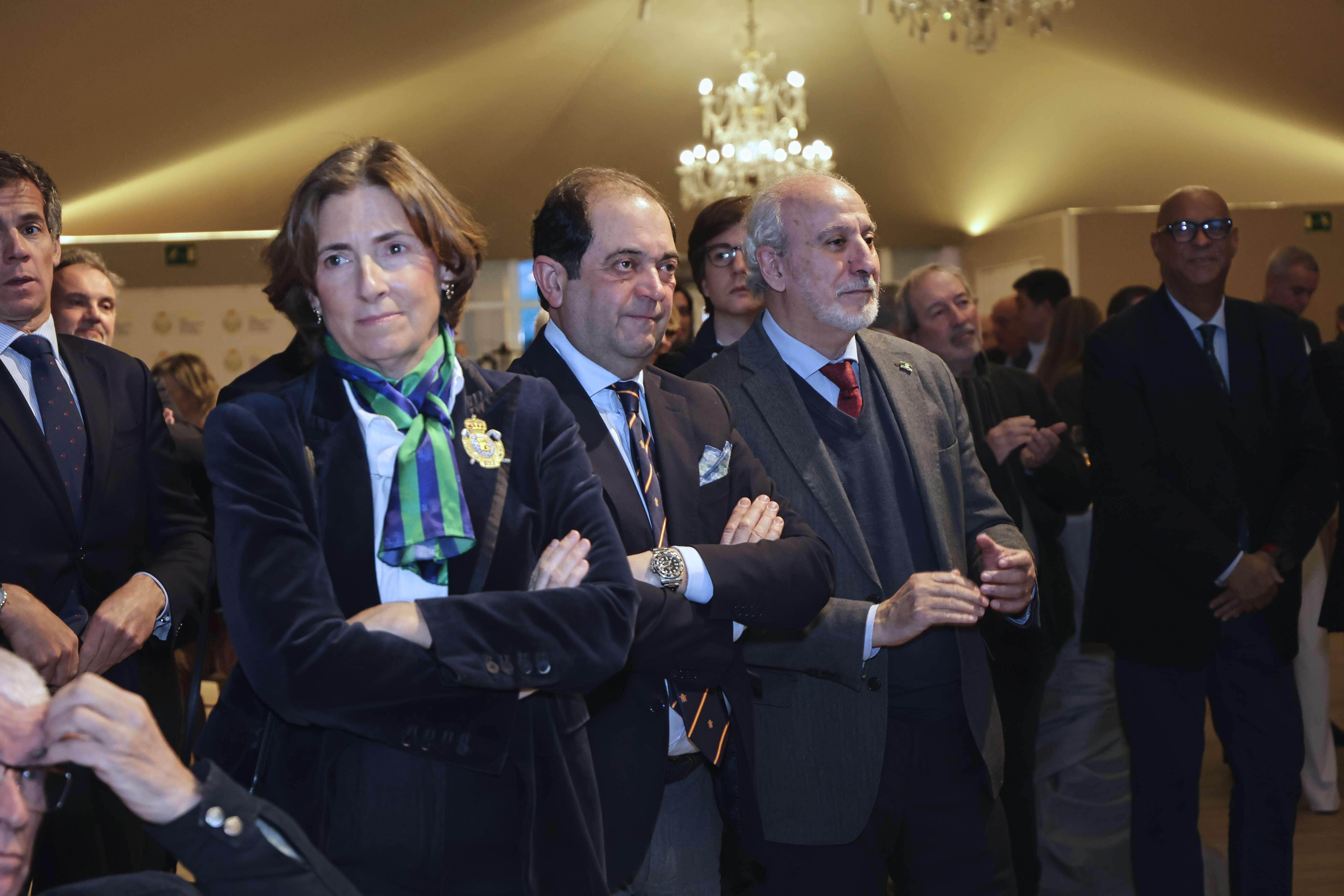 De izda. a dcha: la presidenta de la RFGM, Begoña Zamorano; el director de Deportes RCCVM, Jesús Barrera, y el gerente RCCVM, Juan Carlos Vera.