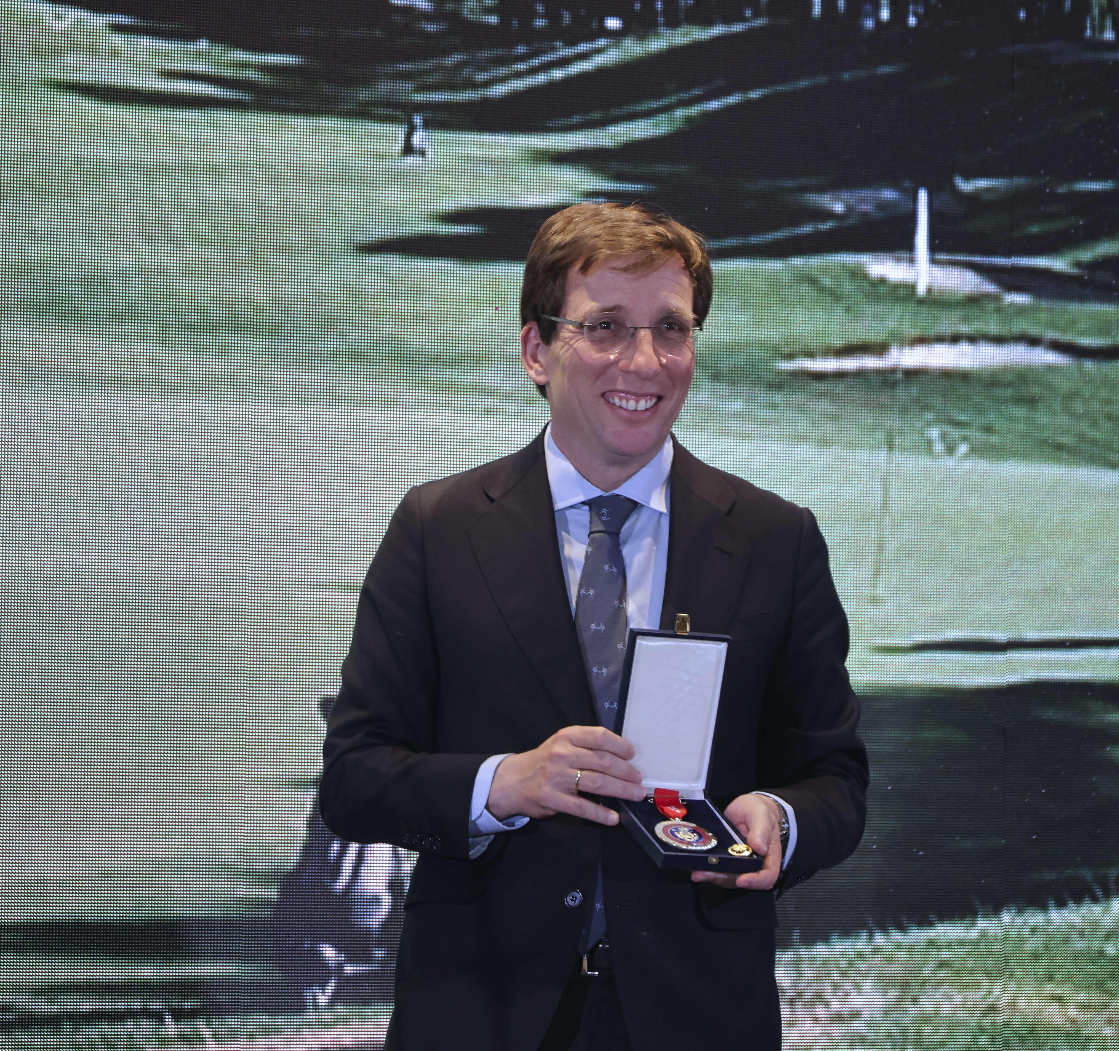 José Luis Martínez-Almeida, presidente RCCVM y alcalde de Madrid, con la medalla al Mérito Institucional. Fotos: Fernando Herránz