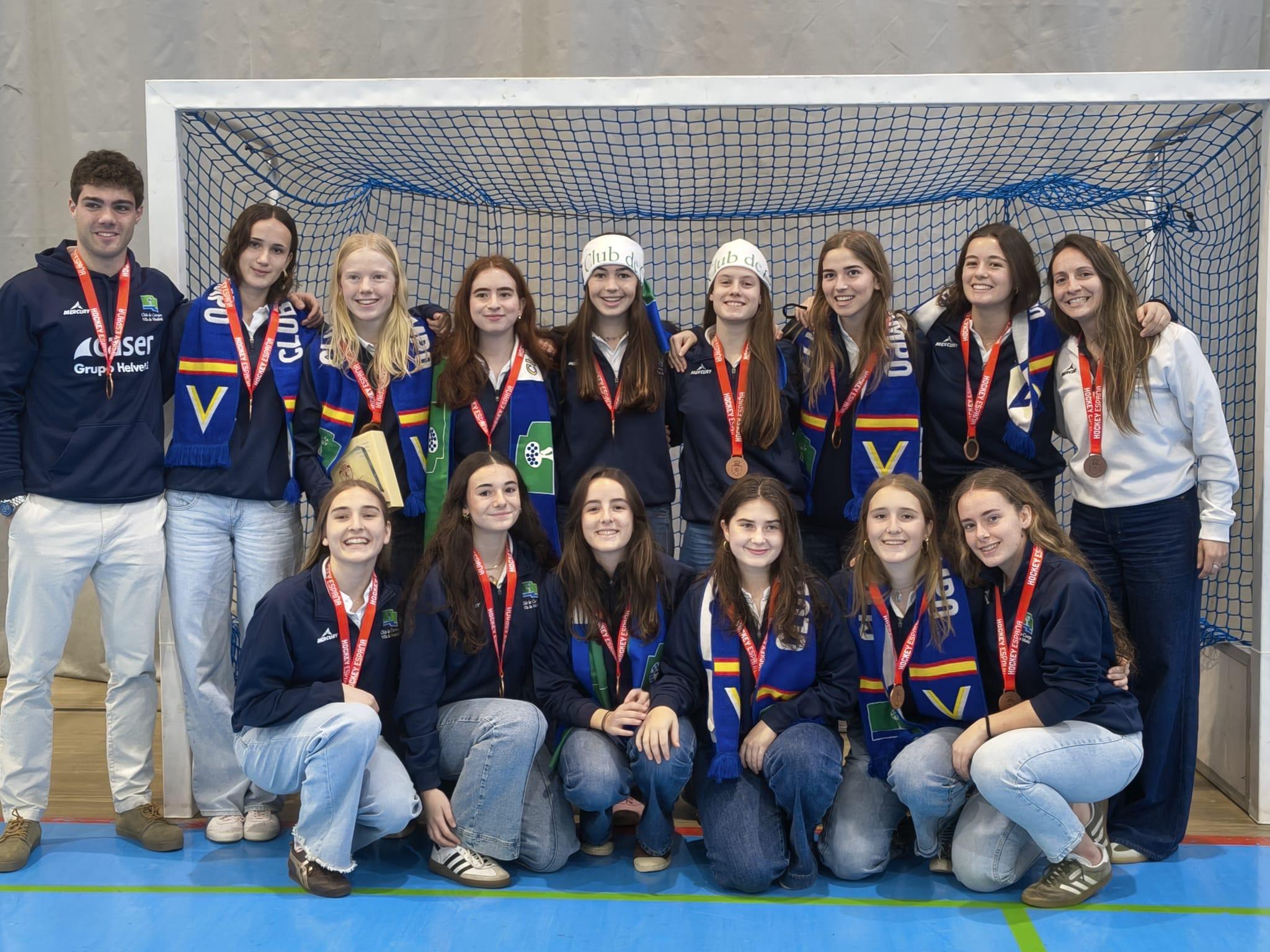 Conjunto femenino RCCVM juvenil, bronce en el Campeonato de España de hockey sala.